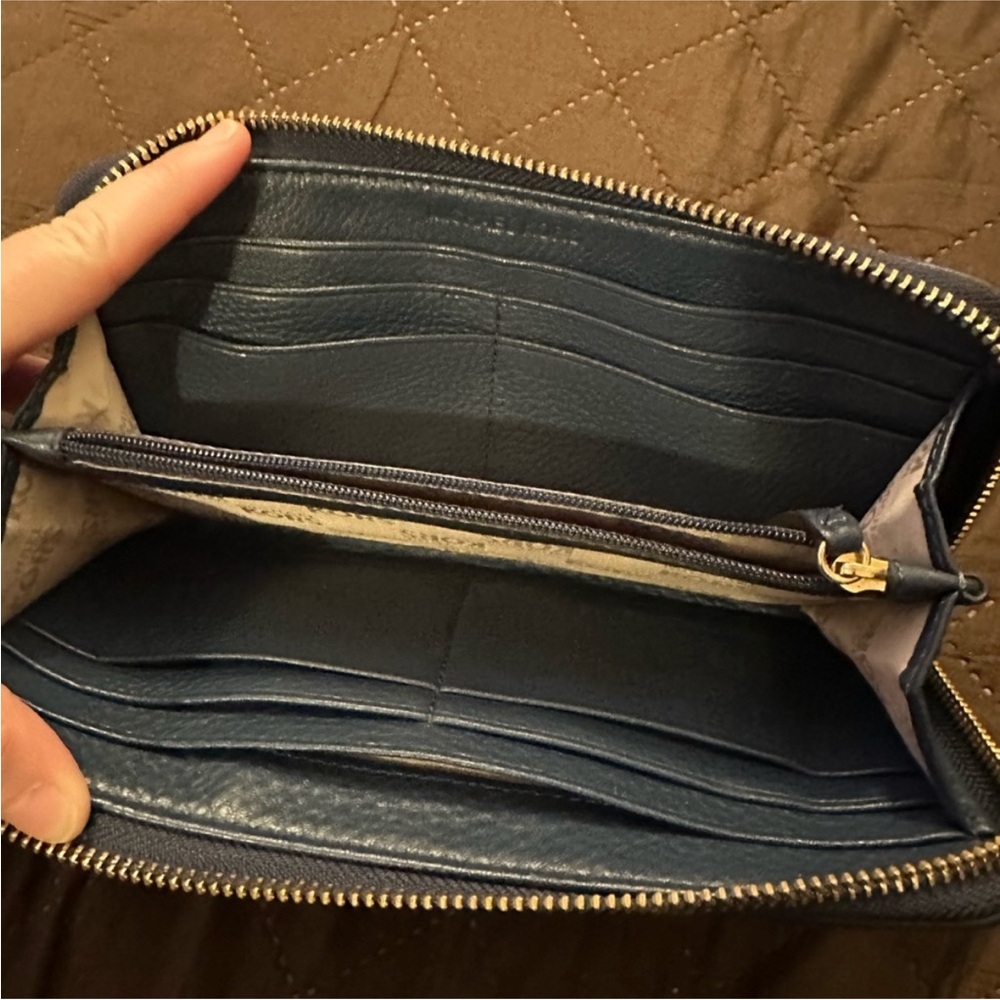 Michael Kors blue leather wallet 
8.5x4inc
Used‎ but in great condition - Picture 4 of 7
